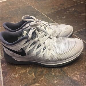 White nike tennis shoes